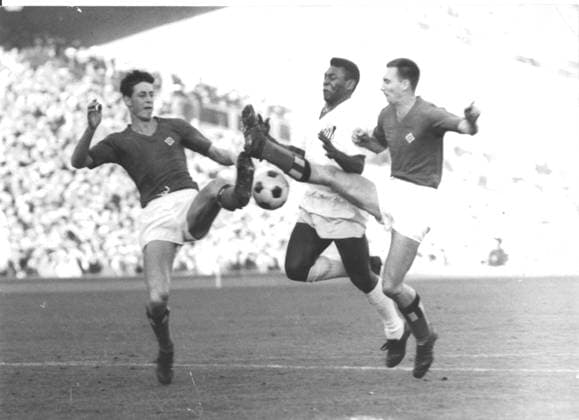 Fussball Freundschaftsspiel Hamburger SV - FC Santos 3:3 U.B.z. Pele (Mitte FCS) im Zweikampf mit den HSV-Spielern Neissner (links) und Meinke 20.10.1962 in Hamburg (Volksparkstadion) - Deutschland *** Football Friendly match Hamburg SV FC Santos 3 3 u B Z Pele centre FCS in duel with the HSV Players Neissner left and Meinke 20 10 1962 in Hamburg People u0026 39;s Park Stadium Germany