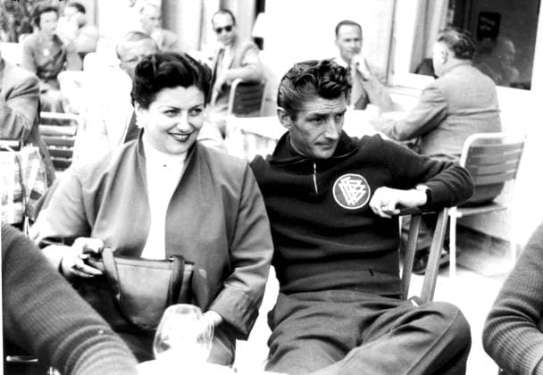 Fussball Deutschland Nationalmannschaft U.B.z. Fritz Walter mit seiner Frau Italia. ca. 1950er !ACHTUNG AUFNAHMEDATUM GESCHÄTZT! *** Football Germany national team u B Z Fritz Walter with his Woman Italia Approx 1950 ATTENTION date estimated !ACHTUNG AUFNAHMEDATUM GESCHÄTZT!