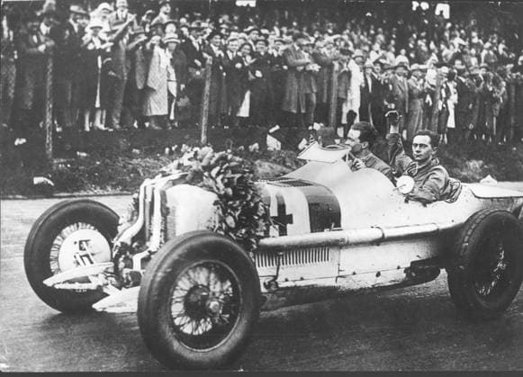 Grosser Preis von Deutschland wieder auf der Avus nach einer Pause von 33 Jahren wird er wieder in Berlin stattfinden. Seit 1927 wurde er auf dem Nürburg-Ring ausgefahren. 1926 gewann Caracciola den Grossen Preis zum letzten Male auf der Avus. Hier mit seinem Monteur auf der Ehrenrunde, von den Zuschauer bejubelt. 15.07.1959 *** grand Prize from Germany again on the Avus After a Break from 33 Years will he again in Berlin place since 1927 was he on the Nürburg Ring extended 1926 won Caracciola the grand Prize to last Male on the Avus here with his Fitter on the Lap of honor, from the Spectators cheered 15 07 1959