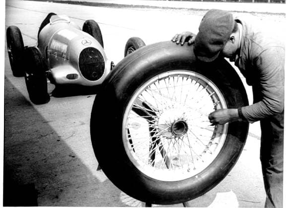 Avus Training der neue Mercedes-Stromlinienwagen 1937 !ACHTUNG AUFNAHMEDATUM GESCHÄTZT! *** Avus Training the new Mercedes Streamliner 1937 ATTENTION date estimated !ACHTUNG AUFNAHMEDATUM GESCHÄTZT!