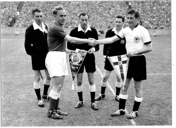 Fussballlaenderspiel Freundschaftsspiel Deutschland - England 1:3 (0:2) Platzwahl und Wimpeltausch U.B.z. die beiden Kapitaene Billy Wright (links ENG) und Fritz Walter (links GER), dahinter Schiedsrichter Zsolt (Mitte HUN) mit seinen beiden Linienrichtern. 26.05.1956 in Berlin (Olympiastadion) - Deutschland *** Football international match Friendly match Germany England 1 3 0 2 Toss and Pennant exchange u B Z The both Captains Billy Wright left tight and Fritz Walter left ger , behind Referees Zsolt centre Hun with his both Line judges 26 05 1956 in Berlin Olympic Stadium Germany