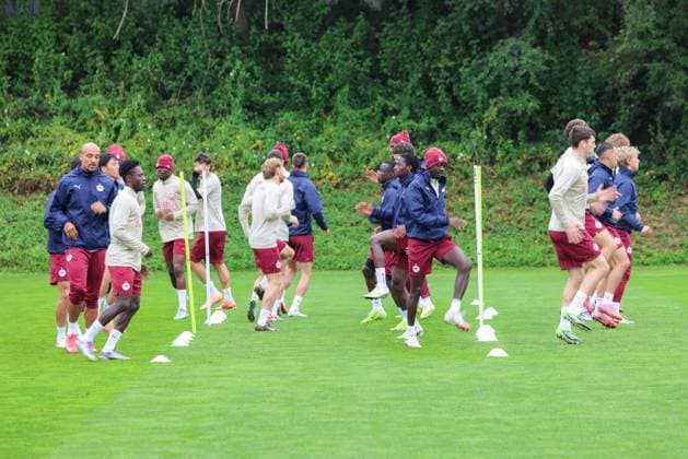 SOCCER - UEFA EL, RBS vs Porto SALZBURG,AUSTRIA,24.SEP.25 - SOCCER - UEFA Europa League, Red Bull Salzburg vs FC Porto, preview, training RBS. Image shows Karim Onisiwo and Moussa Yeo (RBS).  GEPAxpictures xMathiasxMandl