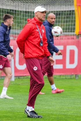 SOCCER - UEFA EL, RBS vs Porto SALZBURG,AUSTRIA,24.SEP.25 - SOCCER - UEFA Europa League, Red Bull Salzburg vs FC Porto, preview, training RBS. Image shows head coach Thomas Letsch (RBS).  GEPAxpictures xMathiasxMandl