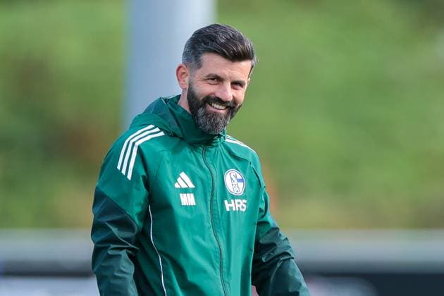 24 09 2025, Football, Season 2025 2026, Training FC Schalke 04, Coach Miron Muslic FC Schalke 04 laughs, Gelsenkirchen Training ground FC Schalke 04 NRW Germany xRHR PHOTO YYx Copyright: RHR-FOTOx RHR-FOTO YY