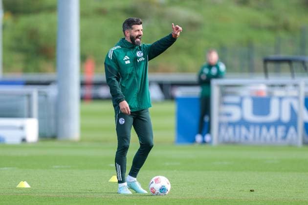 24 09 2025, Football, Season 2025 2026, Training FC Schalke 04, Coach Miron Muslic FC Schalke 04 gives instructions, Gelsenkirchen Training ground FC Schalke 04 NRW Germany xRHR PHOTO YYx Copyright: RHR-FOTOx RHR-FOTO YY