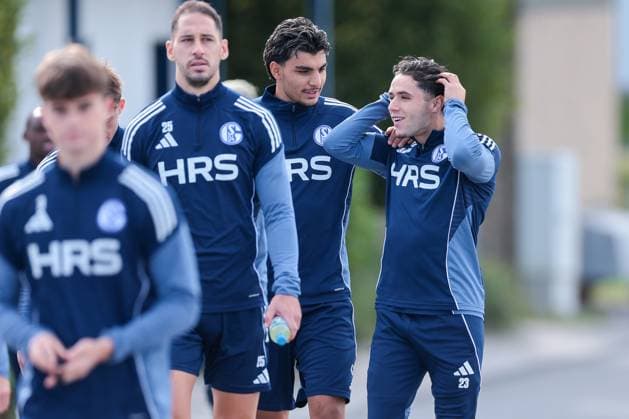 24 09 2025, Football, Season 2025 2026, Training FC Schalke 04, f l Nikola Katic FC Schalke 04 , Mertcan Ayhan FC Schalke 04 , Soufiane El Faouzi FC Schalke 04 go to training, Gelsenkirchen Training ground FC Schalke 04 NRW Germany xRHR PHOTO YYx Copyright: RHR-FOTOx RHR-FOTO YY