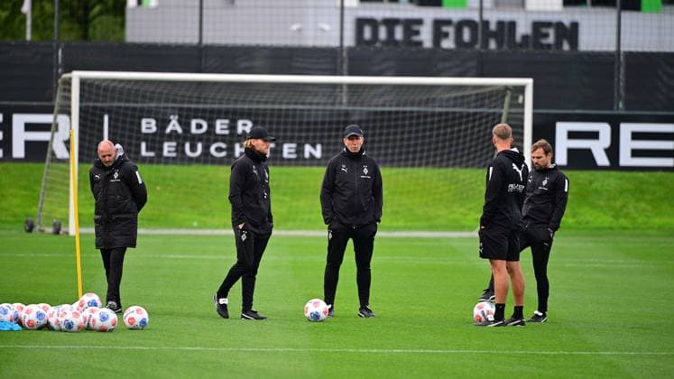 24 09 2025 Moenchengladbach Fußball, Herren, Saison 2025 2026, Training Borussia Moenchengladbach Das Gladbacher Trainer Team v li Eugen Polanski Interimstrainer Gladbach , Guido Streichsbier Co Trainer Gladbach , Oliver Neuville Co Trainer Gladbach , Tobias Trulsen Co Trainer Gladbach , Tony Jantschke Assistenztrainer Gladbach DFL regulations prohibit any use of photographs as image sequences and or quasi video Borussia Park NRW Germany
