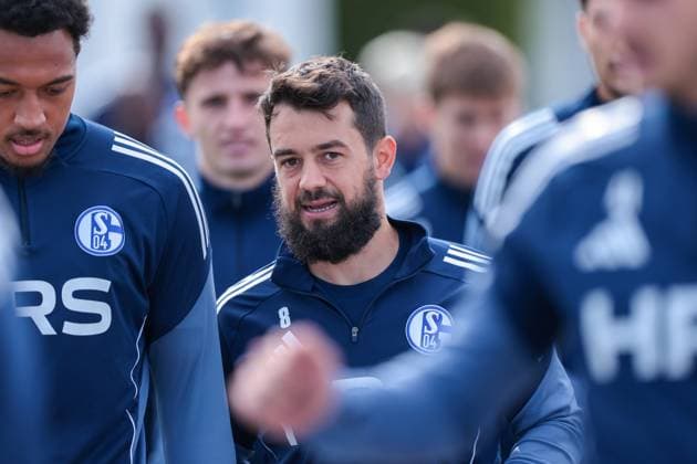 24 09 2025, Football, Season 2025 2026, Training FC Schalke 04, Amin Younes FC Schalke 04 goes to training, Gelsenkirchen Training ground FC Schalke 04 NRW Germany xRHR PHOTO YYx Copyright: RHR-FOTOx RHR-FOTO YY