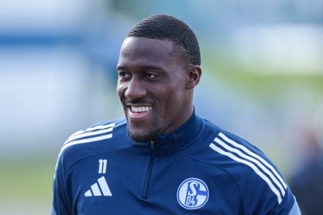 24 09 2025, Football, Season 2025 2026, Training FC Schalke 04, Bryan Lasme FC Schalke 04 laughs, Gelsenkirchen Training ground FC Schalke 04 NRW Germany xRHR PHOTO YYx Copyright: RHR-FOTOx RHR-FOTO YY