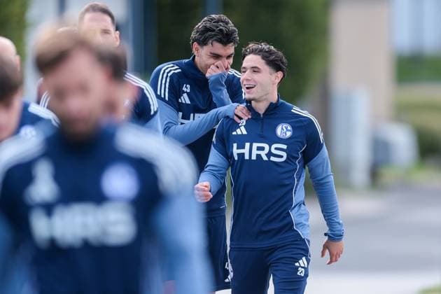 24 09 2025, Football, Season 2025 2026, Training FC Schalke 04, f l Mertcan Ayhan FC Schalke 04 , Soufiane El Faouzi FC Schalke 04 laughing, Gelsenkirchen Training ground FC Schalke 04 NRW Germany xRHR PHOTO YYx Copyright: RHR-FOTOx RHR-FOTO YY