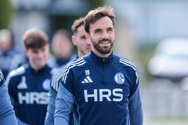 24 09 2025, Football, Season 2025 2026, Training FC Schalke 04, Kenan Karaman FC Schalke 04 , laughs, Gelsenkirchen Training ground FC Schalke 04 NRW Germany xRHR PHOTO YYx Copyright: RHR-FOTOx RHR-FOTO YY