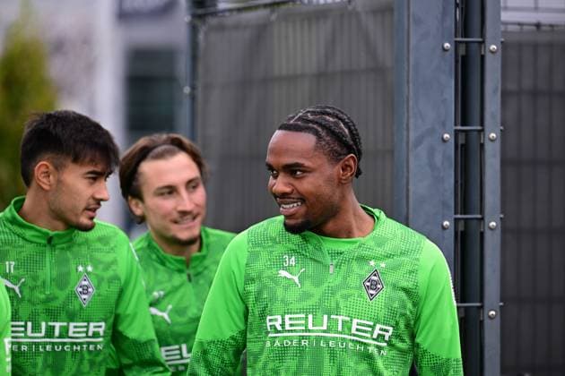 24 09 2025 Moenchengladbach Football, Men, Season 2025 2026, Training Borussia Moenchengladbach Charles Herrmann Gladbach In the background Jens Castrop Gladbach, li , Rocco Reitz Gladbach, re DFL regulations prohibit any use of photographs as image sequences and or quasi video Borussia Park NRW Germany