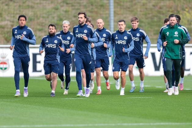 24 09 2025, Football, Season 2025 2026, Training FC Schalke 04, f l Anton Donkor FC Schalke 04 , Amin Younes FC Schalke 04 , Finn Porath FC Schalke 04 , Kenan Karaman FC Schalke 04 , Henning Matriciani FC Schalke 04 , Ron Schallenberg FC Schalke 04 , Felipe Sanchez FC Schalke 04 , Co Coach Tim Hoogland FC Schalke 04 , Gelsenkirchen Training ground FC Schalke 04 NRW Germany xRHR PHOTO YYx Copyright: RHR-FOTOx RHR-FOTO YY