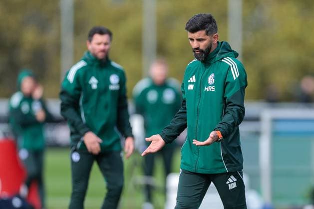 24 09 2025, Football, Season 2025 2026, Training FC Schalke 04, Coach Miron Muslic FC Schalke 04 gives instructions, Gelsenkirchen Training ground FC Schalke 04 NRW Germany xRHR PHOTO YYx Copyright: RHR-FOTOx RHR-FOTO YY