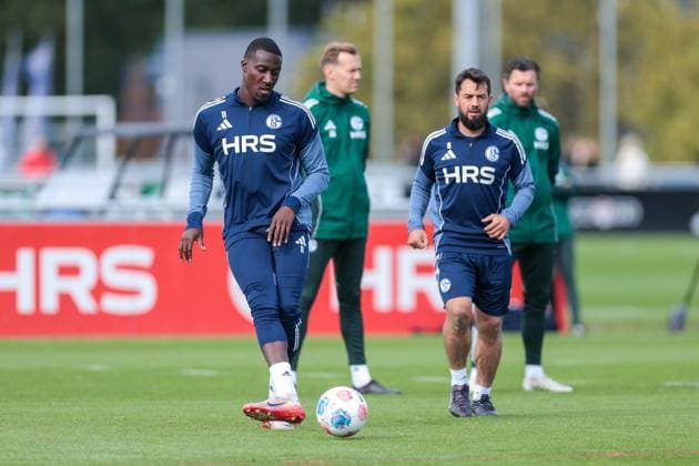 24 09 2025, Football, Season 2025 2026, Training FC Schalke 04, Bryan Lasme FC Schalke 04 , Amin Younes FC Schalke 04 , Gelsenkirchen Training ground FC Schalke 04 NRW Germany xRHR PHOTO YYx Copyright: RHR-FOTOx RHR-FOTO YY