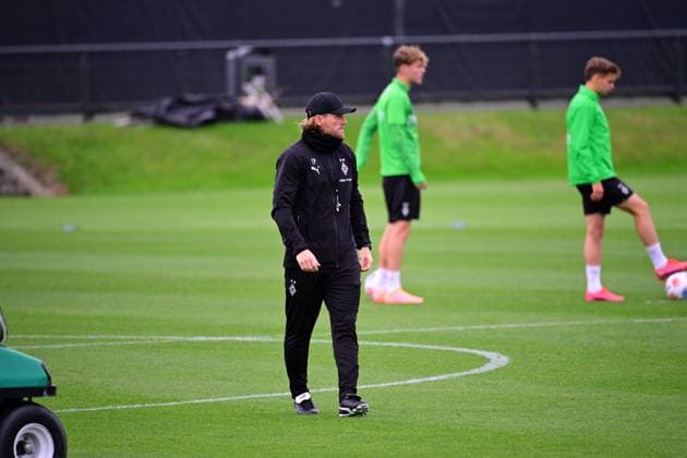 24 09 2025 Moenchengladbach Football, Men, Season 2025 2026, Training Borussia Moenchengladbach Eugen Polanski Interim coach Gladbach looks closely DFL regulations prohibit any use of photographs as image sequences and or quasi video Borussia Park NRW Germany