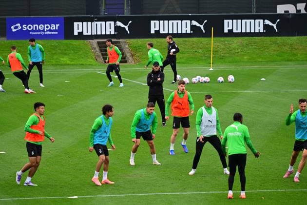 24 09 2025 Moenchengladbach Football, Men, Season 2025 2026, Training Borussia Moenchengladbach Eugen Polanski Interim coach Gladbach, center back observes the training of his players closely DFL regulations prohibit any use of photographs as image sequences and or quasi video Borussia Park NRW Germany