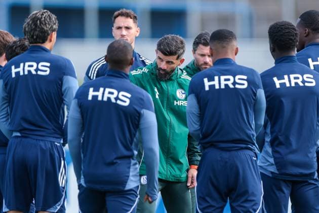 24 09 2025, Football, Season 2025 2026, Training FC Schalke 04, Coach Miron Muslic FC Schalke 04 gives instructions, Gelsenkirchen Training ground FC Schalke 04 NRW Germany xRHR PHOTO YYx Copyright: RHR-FOTOx RHR-FOTO YY