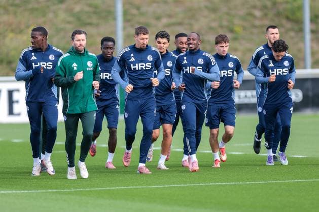 24 09 2025, Football, Season 2025 2026, Training FC Schalke 04, f l Bryan Lasme FC Schalke 04 , Co Coach Tim Hoogland FC Schalke 04 , Christian Gomis FC Schalke 04 , Janik Bachmann FC Schalke 04 , Mertcan Ayhan FC Schalke 04 , Moussa Sylla FC Schalke 04 , Christopher Antwi Adjei FC Schalke 04 , Vitalie Becker FC Schalke 04 , Hasan Kurucay FC Schalke 04 , Soufiane El Faouzi FC Schalke 04 , Gelsenkirchen training ground FC Schalke 04 NRW Germany xRHR PHOTO YYx Copyright: RHR-FOTOx RHR-FOTO YY