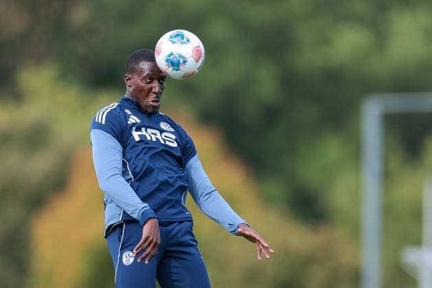24 09 2025, Football, Season 2025 2026, Training FC Schalke 04, Bryan Lasme FC Schalke 04 with a header, Gelsenkirchen Training ground FC Schalke 04 NRW Germany xRHR PHOTO YYx Copyright: RHR-FOTOx RHR-FOTO YY