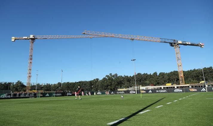 Training railing overview construction site construction cranes sports soccer soccer training 1 Bundesliga men DFL season 2025 2026 24 09 2025 1 FC Union Berlin FCU DFL regulations prohibit any use of photographs as image sequences and or quasi video