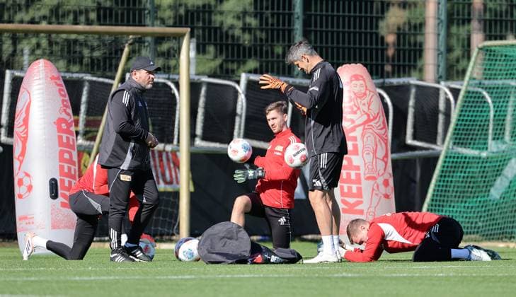 Coach Steffen Baumgart talks to goalkeeping coach Michael Gspurning, goalkeeper Carl Klaus Sport Football Soccer Training 1 Bundesliga Men DFL Season 2025 2026 24 09 2025 1 FC Union Berlin FCU DFL regulations prohibit any use of photographs as image sequences and or quasi video