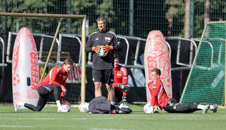 Goalkeeper Frederik Rönnow, Goalkeeping coach Michael Gspurning, Goalkeeper Carl Klaus, Goalkeeper Matheo Raab Sport Football Soccer Training 1 Bundesliga Men DFL Season 2025 2026 24 09 2025 1 FC Union Berlin FCU DFL regulations prohibit any use of photographs as image sequences and or quasi video
