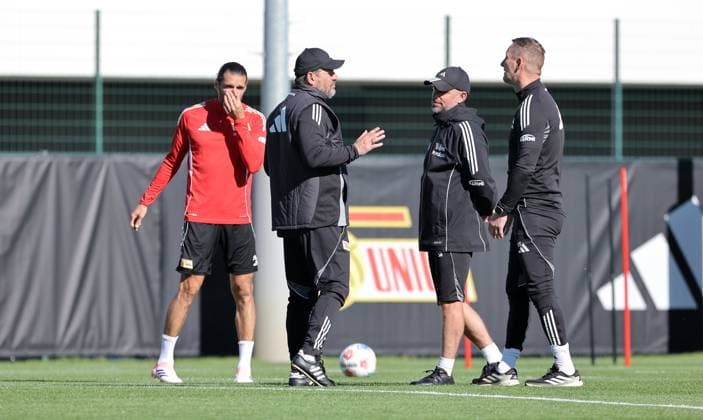 Christopher Trimmel, Coach Steffen Baumgart talks to Co Coach Sebastian Bönig, Physio Silvio Thieme Sport Football Soccer Training 1 Bundesliga Men DFL Season 2025 2026 24 09 2025 1 FC Union Berlin FCU DFL regulations prohibit any use of photographs as image sequences and or quasi video