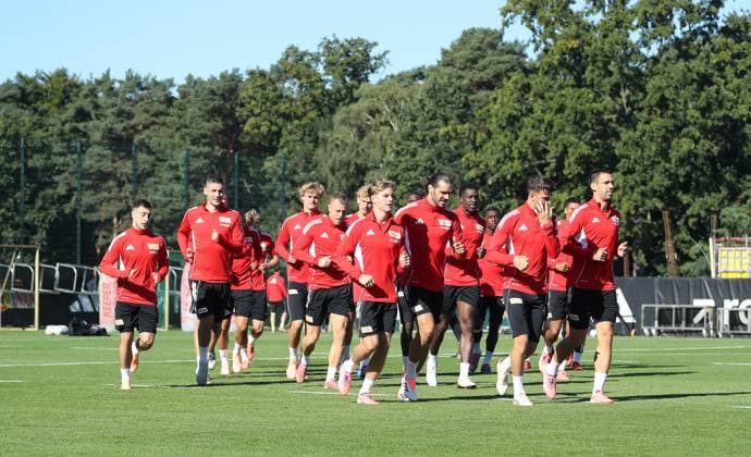 Union Mannschaft beim Warmlaufen Sport Fußball Fußball Training 1 Bundesliga Herren DFL Saison 2025 2026 24 09 2025 1 FC Union Berlin FCU DFL regulations prohibit any use of photographs as image sequences and or quasi video