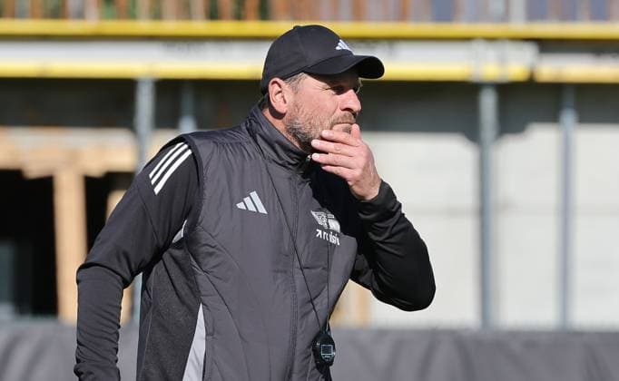 Coach Steffen Baumgart thoughtful action upper body sport soccer soccer training 1 Bundesliga men DFL season 2025 2026 24 09 2025 1 FC Union Berlin FCU DFL regulations prohibit any use of photographs as image sequences and or quasi video