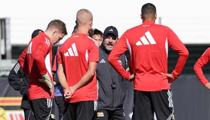 Coach Steffen Baumgart talks to players Action upper body Sport Football Soccer Training 1 Bundesliga Men DFL Season 2025 2026 24 09 2025 1 FC Union Berlin FCU DFL regulations prohibit any use of photographs as image sequences and or quasi video