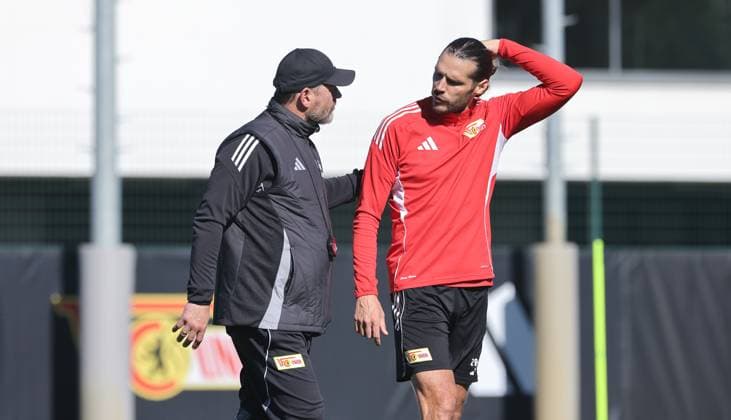 Coach Steffen Baumgart talks to Christopher Trimmel Action Upper Body Sport Football Soccer Training 1 Bundesliga Men DFL Season 2025 2026 24 09 2025 1 FC Union Berlin FCU DFL regulations prohibit any use of photographs as image sequences and or quasi video
