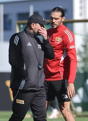 Coach Steffen Baumgart talks to Christopher Trimmel Action Upper Body Sport Football Soccer Training 1 Bundesliga Men DFL Season 2025 2026 24 09 2025 1 FC Union Berlin FCU DFL regulations prohibit any use of photographs as image sequences and or quasi video