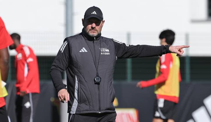 Coach Steffen Baumgart pointing, gesturing action upper body sport soccer soccer training 1 Bundesliga men DFL season 2025 2026 24 09 2025 1 FC Union Berlin FCU DFL regulations prohibit any use of photographs as image sequences and or quasi video