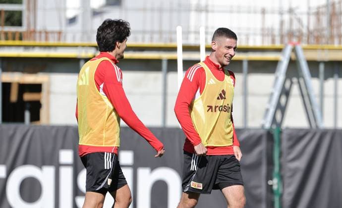 Diogo Leite talks to Andrej Ilic Action Upper Body Sport Football Soccer Training 1 Bundesliga Men DFL Season 2025 2026 24 09 2025 1 FC Union Berlin FCU DFL regulations prohibit any use of photographs as image sequences and or quasi video