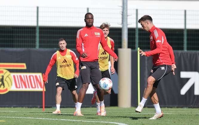 Ilyas Ansah, Janik Haberer on the ball duel match scene action sport football soccer training 1 Bundesliga men DFL season 2025 2026 24 09 2025 1 FC Union Berlin FCU DFL regulations prohibit any use of photographs as image sequences and or quasi video