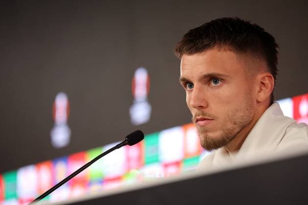 24 09 2025, Germany, Stuttgart, Football UEFA Europa League, VfB Stuttgart press conference, Ermedin Demirovic VfB