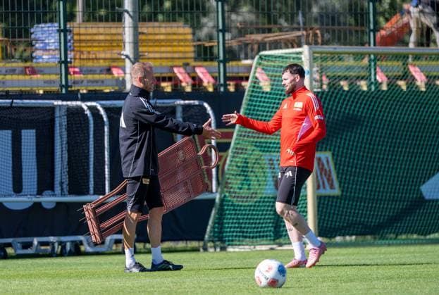 Soccer, Men, Season 2025 2026, 1 Bundesliga, 1 FC Union Berlin, Training, f l Co Coach Kevin McKenna 1 FC Union welcomes Oliver Burke 1 FC Union Berlin , 24 09 2025, Copyright: xMatthiasxKochx