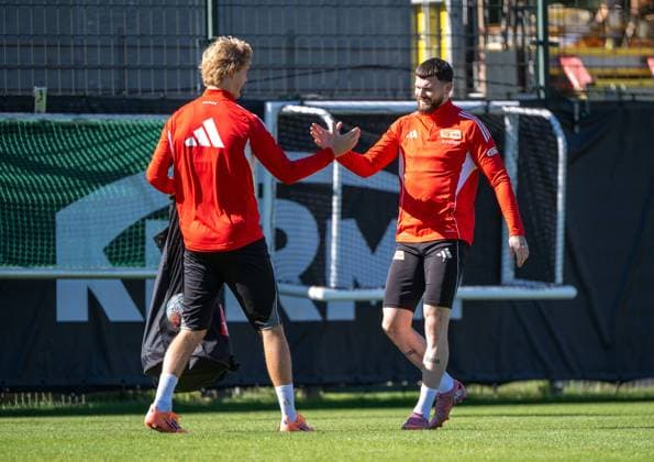 Soccer, Men, Season 2025 2026, 1 Bundesliga, 1 FC Union Berlin, Training, f l Tom Rothe 1 FC Union Berlin welcomes Oliver Burke 1 FC Union Berlin , 24 09 2025, Copyright: xMatthiasxKochx