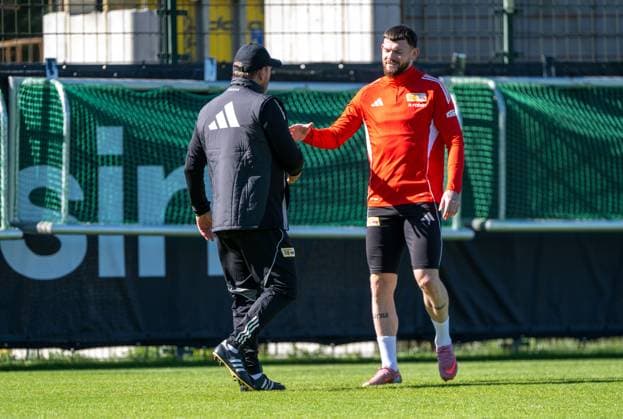 Soccer, Men, Season 2025 2026, 1 Bundesliga, 1 FC Union Berlin, Training, f l Coach Steffen Baumgart 1 FC Union Berlin welcomes Oliver Burke 1 FC Union Berlin , 24 09 2025, Copyright: xMatthiasxKochx