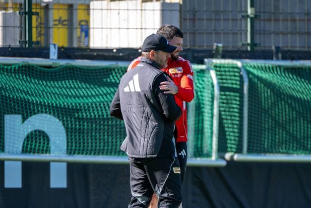 Soccer, Men, Season 2025 2026, 1 Bundesliga, 1 FC Union Berlin, Training, f l Coach Steffen Baumgart 1 FC Union Berlin welcomes Oliver Burke 1 FC Union Berlin , 24 09 2025, Copyright: xMatthiasxKochx