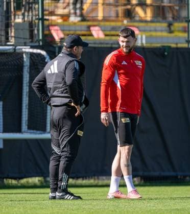 Soccer, Men, Season 2025 2026, 1 Bundesliga, 1 FC Union Berlin, Training, f l Coach Steffen Baumgart 1 FC Union Berlin welcomes Oliver Burke 1 FC Union Berlin , 24 09 2025, Copyright: xMatthiasxKochx