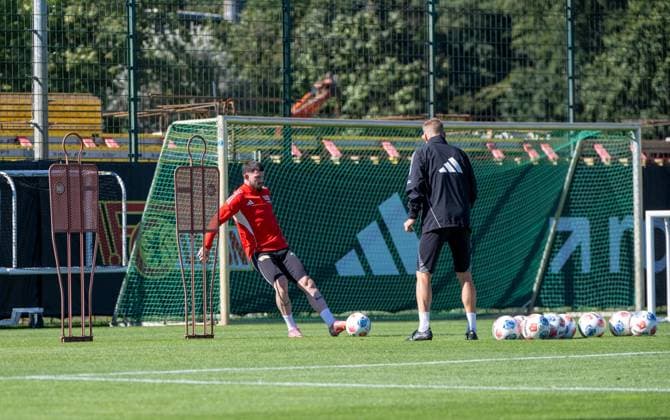 Soccer, Men, Season 2025 2026, 1 Bundesliga, 1 FC Union Berlin, Training, Oliver Burke 1 FC Union Berlin in individual training with co-trainer Kevin McKenna 1 FC Union , 24 09 2025, Copyright: xMatthiasxKochx