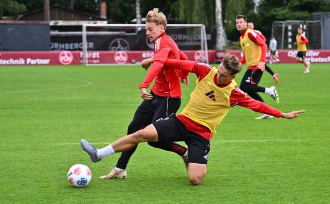 24 09 2025 Soccer 2 Soccer Bundesliga Season 2025 2026 1 FC Nürnberg Nuernberg FCN Club Training Sportfoto Zink xwoxzix Tim Janisch 32, 1 FC Nürnberg FCN Moritz Wiezorrek 17, 1 FC Nürnberg FCN II