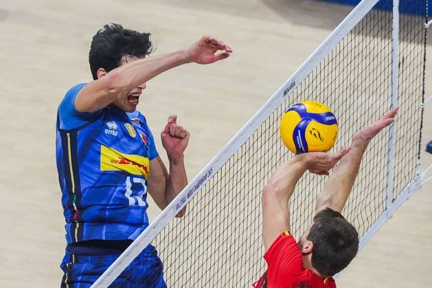 (250924) -- PASAY CITY, Sept. 24, 2025 -- Mattia Bottolo (L) of Italy competes during the quarterfinal match between Italy and Belgium at the FIVB Men s World Championship, WM, Weltmeisterschaft 2025 in Pasay City, the Philippines, Sept. 24, 2025. ) (SP)PHILIPPINES-PASAY CITY-VOLLEYBALL-FIVB MEN S WORLD CHAMPIONSHIP 2025-ITA VS BEL RouellexUmali 