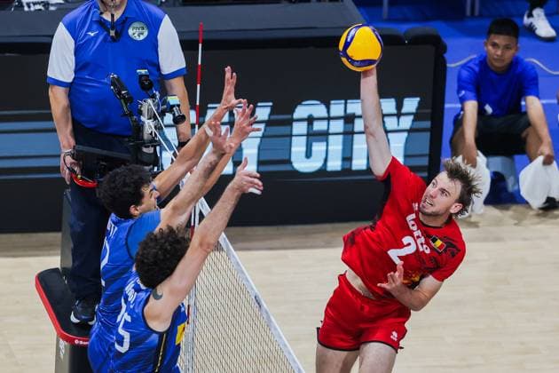 (250924) -- PASAY CITY, Sept. 24, 2025 -- Ferre Reggers (R) of Belgium competes during the quarterfinal match between Italy and Belgium at the FIVB Men s World Championship, WM, Weltmeisterschaft 2025 in Pasay City, the Philippines, Sept. 24, 2025. ) (SP)PHILIPPINES-PASAY CITY-VOLLEYBALL-FIVB MEN S WORLD CHAMPIONSHIP 2025-ITA VS BEL RouellexUmali 