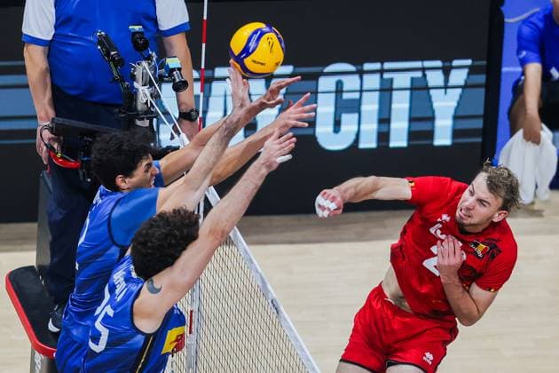 (250924) -- PASAY CITY, Sept. 24, 2025 -- Ferre Reggers (R) of Belgium competes during the quarterfinal match between Italy and Belgium at the FIVB Men s World Championship, WM, Weltmeisterschaft 2025 in Pasay City, the Philippines, Sept. 24, 2025. ) (SP)PHILIPPINES-PASAY CITY-VOLLEYBALL-FIVB MEN S WORLD CHAMPIONSHIP 2025-ITA VS BEL RouellexUmali 