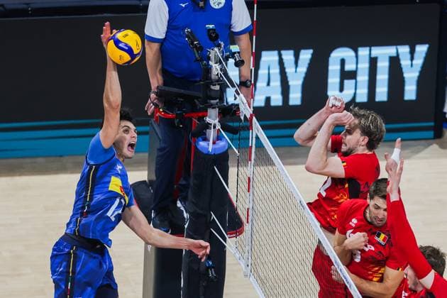 (250924) -- PASAY CITY, Sept. 24, 2025 -- Mattia Bottolo (L) of Italy competes during the quarterfinal match between Italy and Belgium at the FIVB Men s World Championship, WM, Weltmeisterschaft 2025 in Pasay City, the Philippines, Sept. 24, 2025. ) (SP)PHILIPPINES-PASAY CITY-VOLLEYBALL-FIVB MEN S WORLD CHAMPIONSHIP 2025-ITA VS BEL RouellexUmali 
