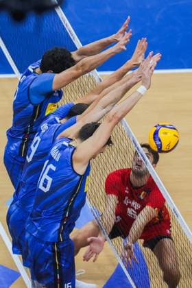 (250924) -- PASAY CITY, Sept. 24, 2025 -- Pieter Coolman (bottom) of Belgium competes during the quarterfinal match between Italy and Belgium at the FIVB Men s World Championship, WM, Weltmeisterschaft 2025 in Pasay City, the Philippines, Sept. 24, 2025. ) (SP)PHILIPPINES-PASAY CITY-VOLLEYBALL-FIVB MEN S WORLD CHAMPIONSHIP 2025-ITA VS BEL RouellexUmali 