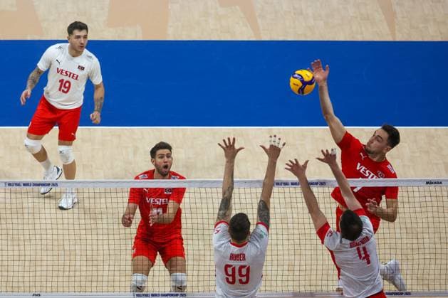 Turkiye v Poland - Men s Volleyball World Championship, WM, Weltmeisterschaft 2025 METRO MANILA, PHILIPPINES - SEPTEMBER 24: Bedirhan Bulbul (7) of Turkiye in action against Norbert Huber (99) and Marcin Komenda (4) of Poland during the FIVB Volleyball Men s World Championship quarter finals between Turkiye and Poland at the Mall of Asia Arena, in Pasay City, Metro Manila, Philippines, on September 24, 2025. Daniel Ceng Anadolu Metro Manila Philippines. Editorial use only. Please get in touch for any other usage.  Copyright: x2025xAnadoluxDanielxCengx